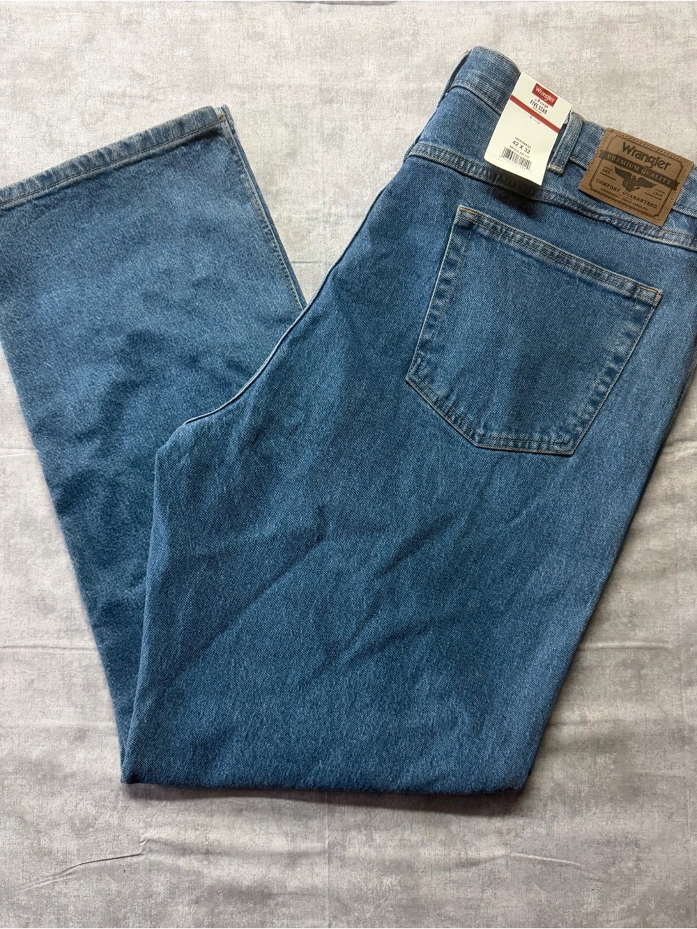 NWT Wrangler Men's Blue Medium Wash Straight Regular Fit Jeans 42x32